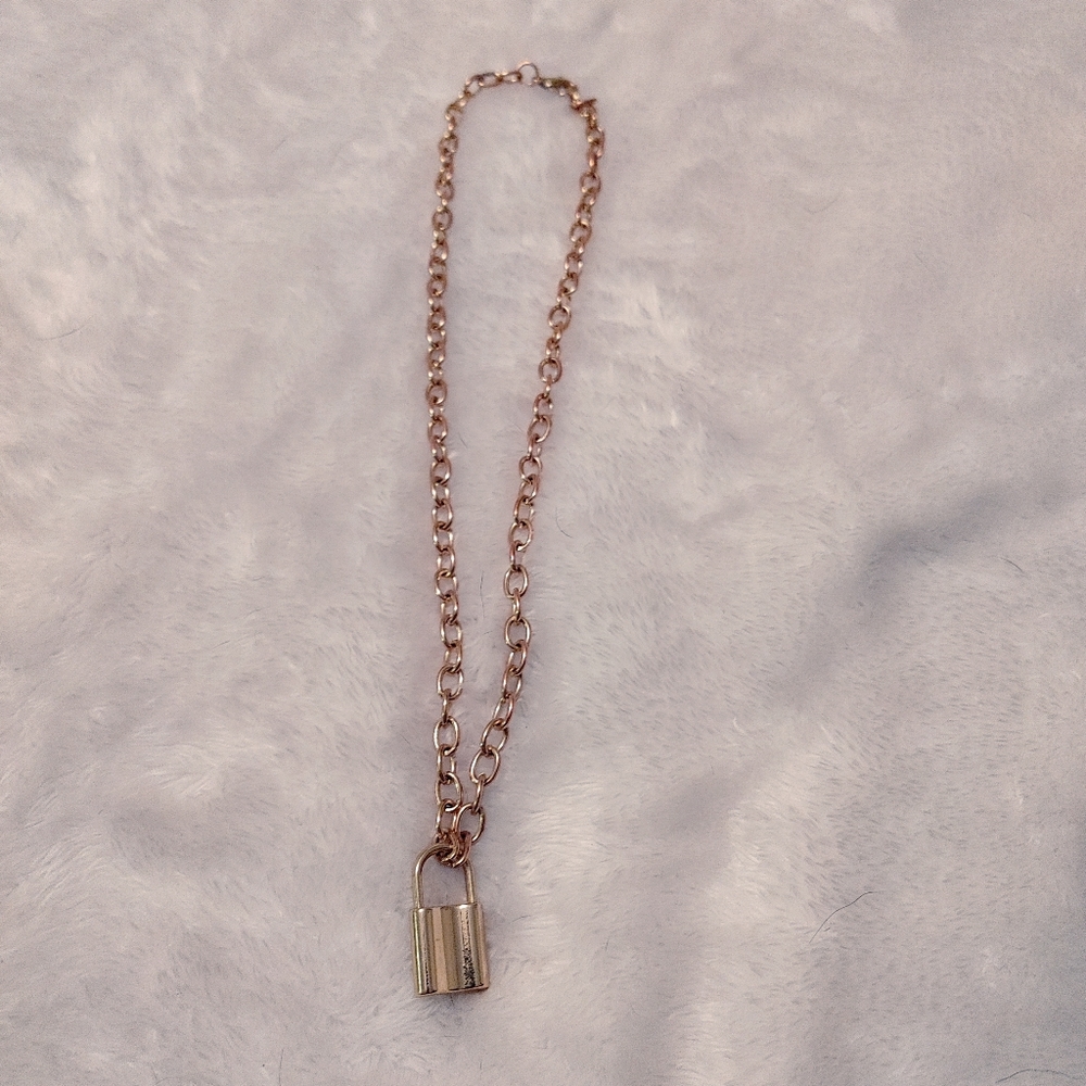 Trendy gold necklace!